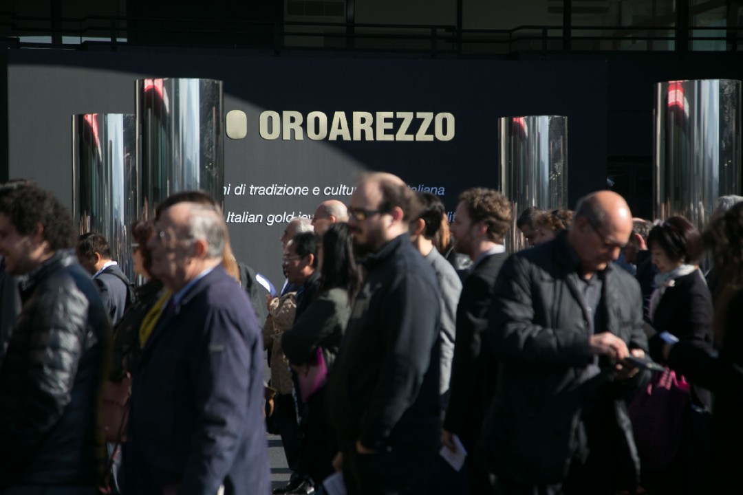 Persone di fronte all'ingresso della fiera dell'oro Oro Arezzo
