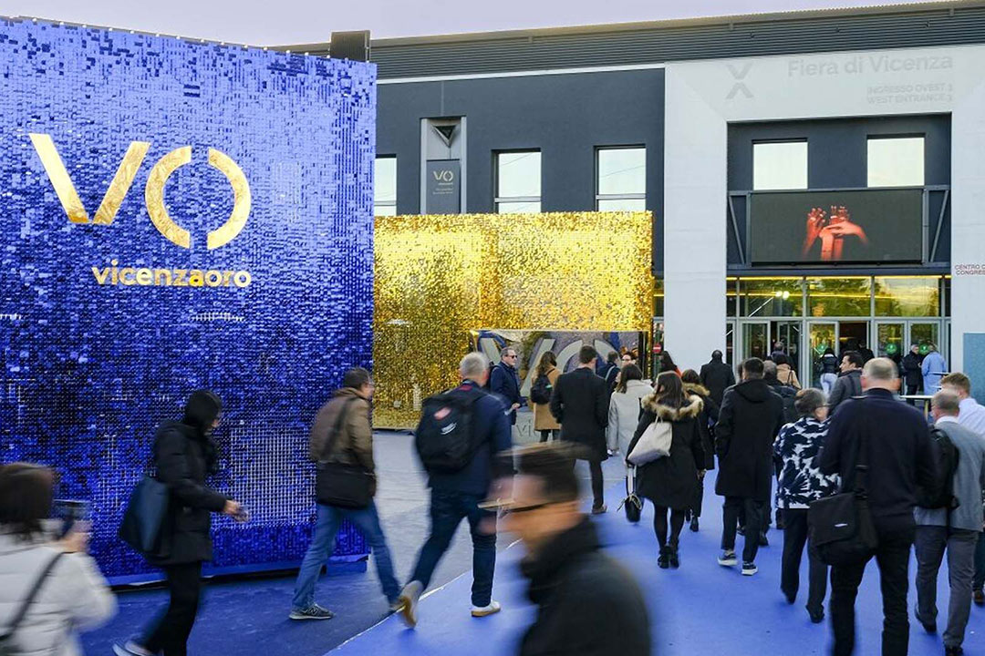 Persone di fronte all'ingresso della fiera dell'oro Vicenza Oro